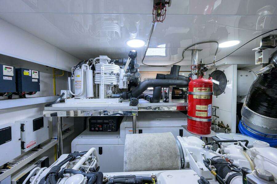 2013 Ocean Alexander Sky Lounge