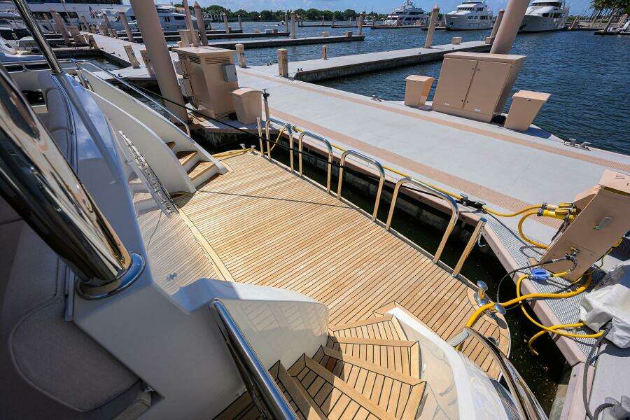 2013 Ocean Alexander Sky Lounge