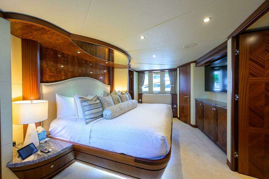 2013 Ocean Alexander Sky Lounge