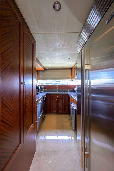 2013 Ocean Alexander Sky Lounge