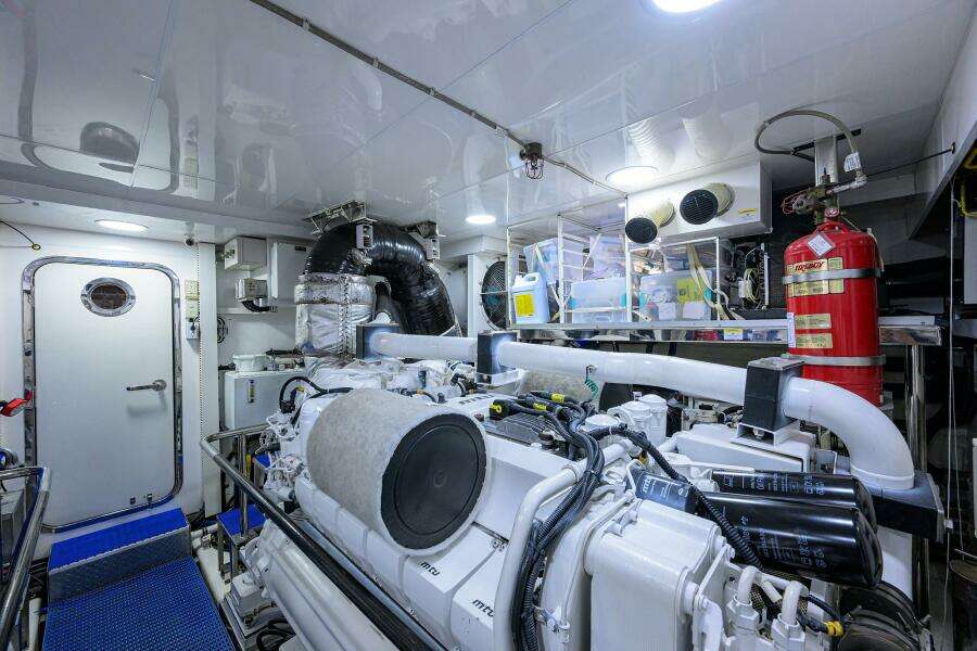 2013 Ocean Alexander Sky Lounge