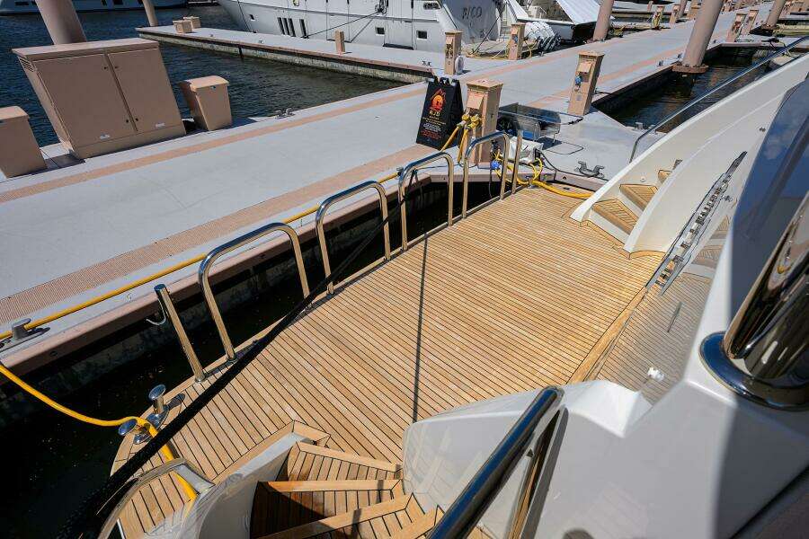 2013 Ocean Alexander Sky Lounge