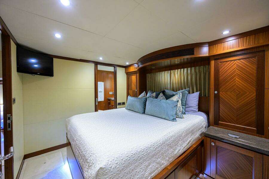 2013 Ocean Alexander Sky Lounge