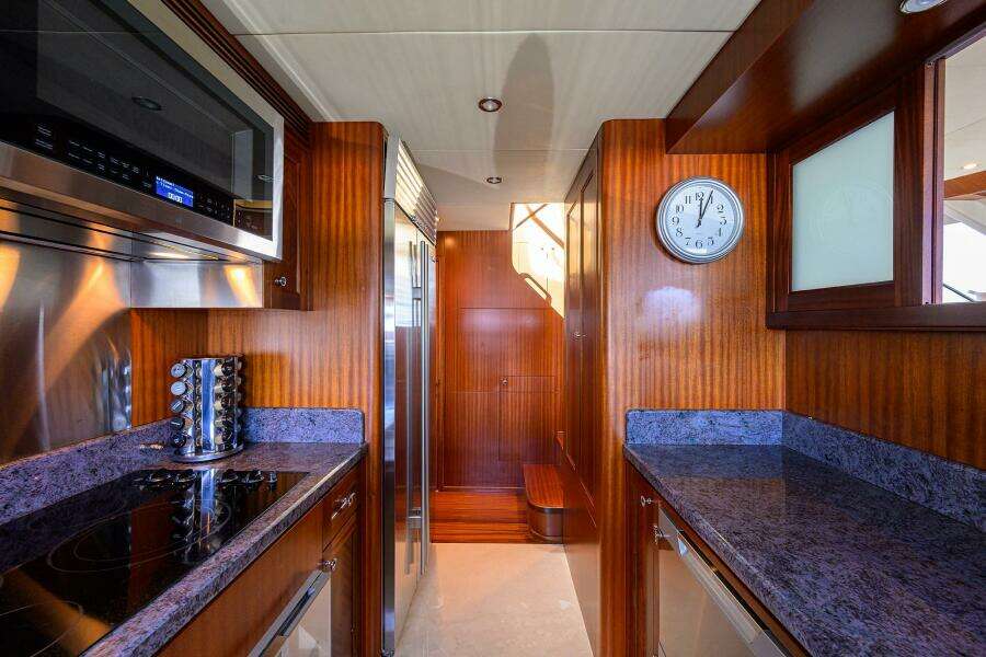 2013 Ocean Alexander Sky Lounge