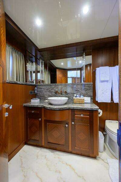 2013 Ocean Alexander Sky Lounge