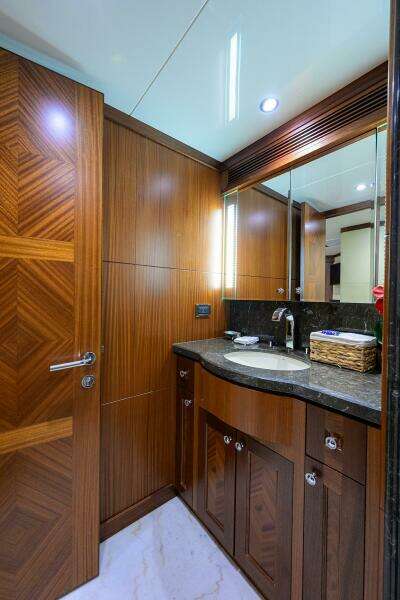 2013 Ocean Alexander Sky Lounge