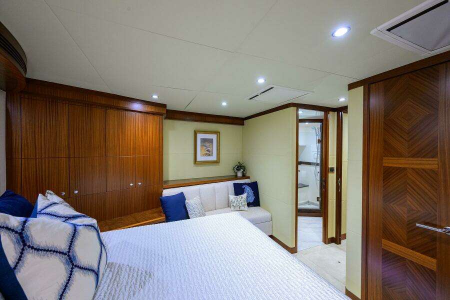 2013 Ocean Alexander Sky Lounge