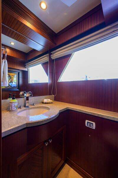 2013 Ocean Alexander Sky Lounge