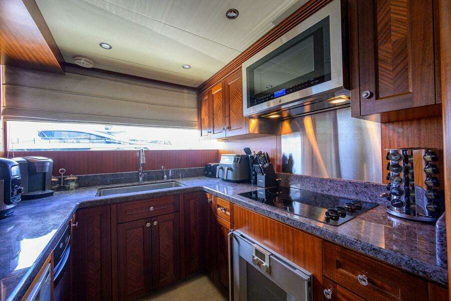 2013 Ocean Alexander Sky Lounge