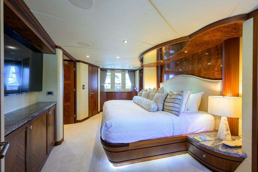 2013 Ocean Alexander Sky Lounge