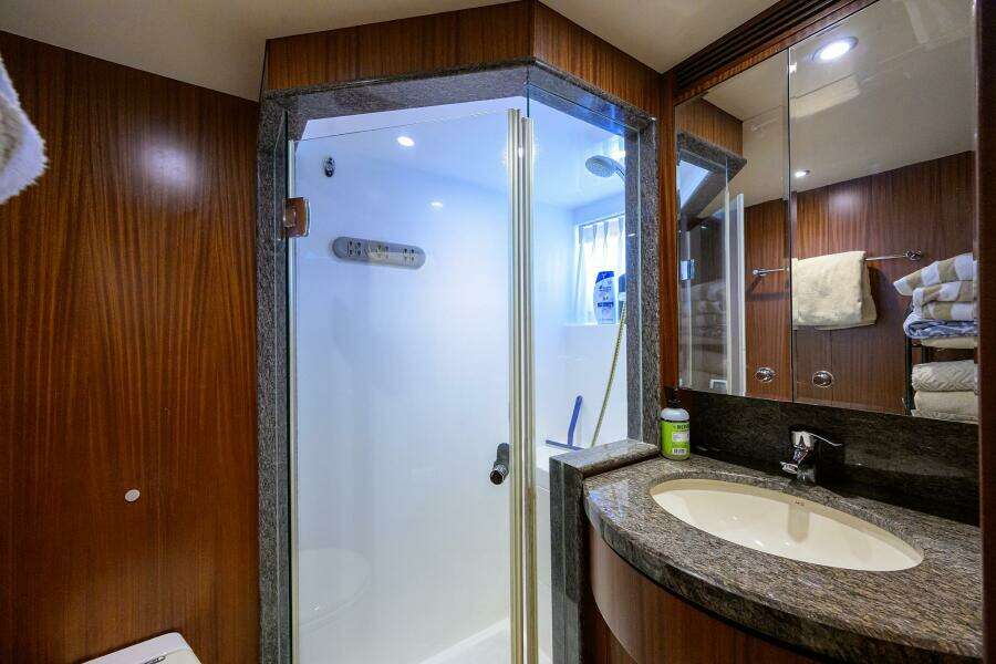 2013 Ocean Alexander Sky Lounge