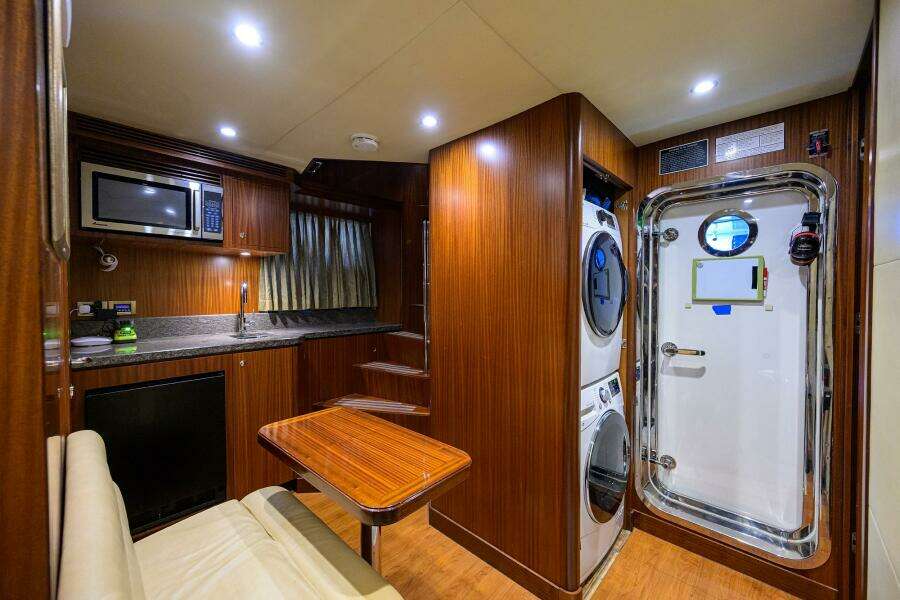 2013 Ocean Alexander Sky Lounge