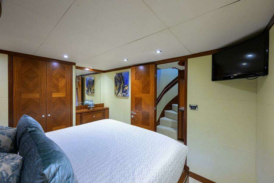 2013 Ocean Alexander Sky Lounge