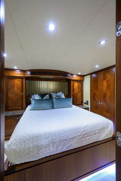 2013 Ocean Alexander Sky Lounge