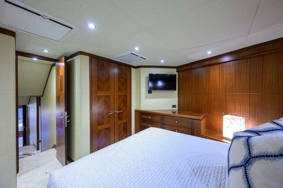 2013 Ocean Alexander Sky Lounge