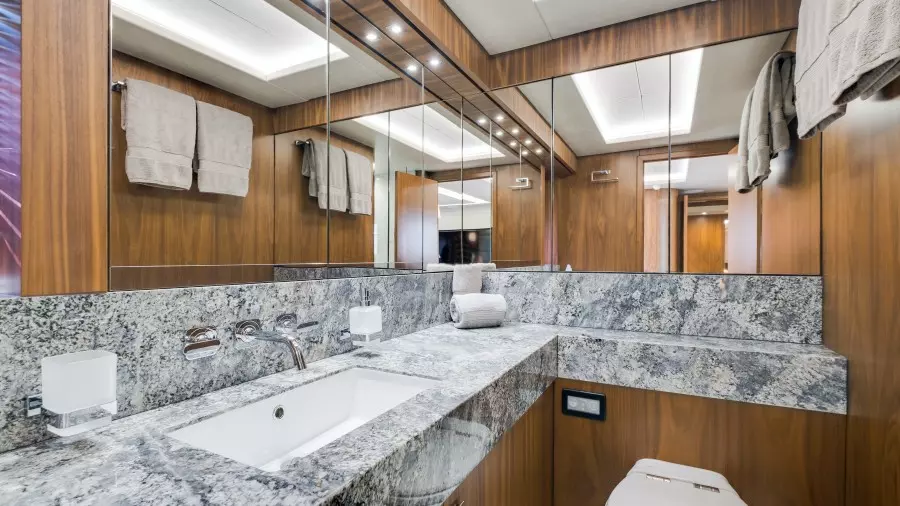 2018 Sunseeker 86 Yacht