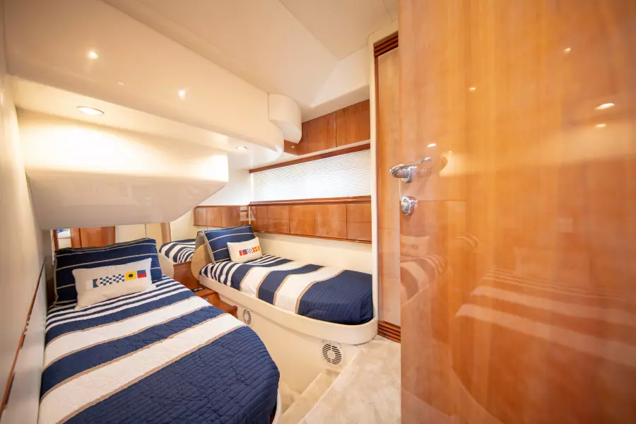 2004 Pershing Express