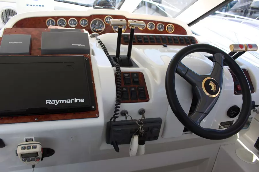 2000 Carver Trojan 440 Express