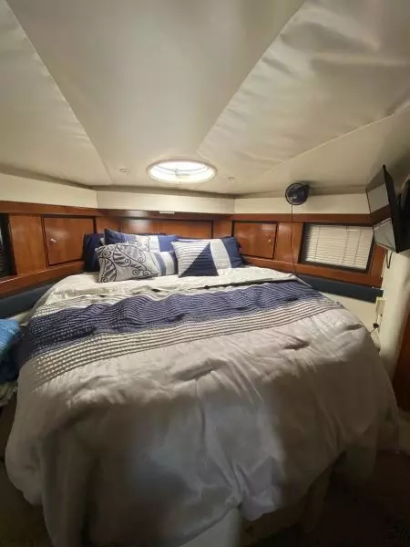 2000 Carver Trojan 440 Express