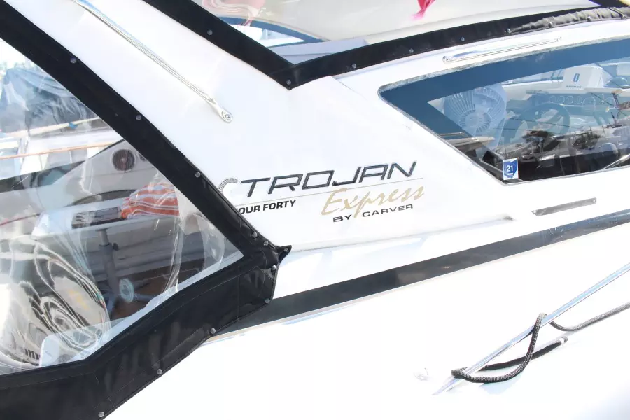 2000 Carver Trojan 440 Express