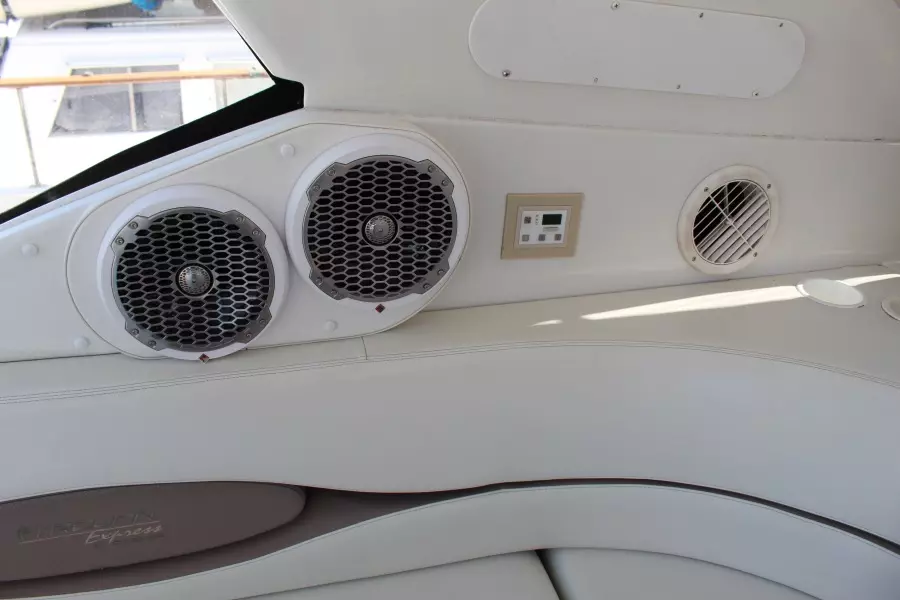 2000 Carver Trojan 440 Express