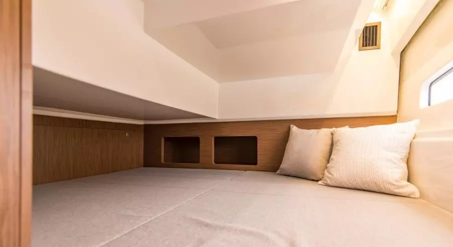 2025 Beneteau Antares 9