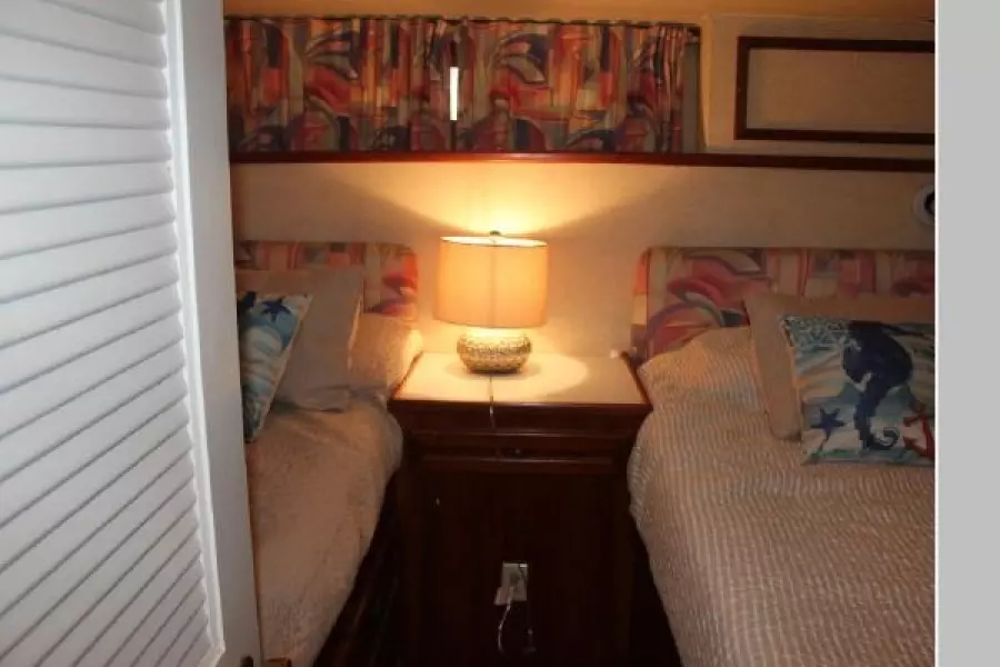 1977 Pacemaker 66 Motoryacht