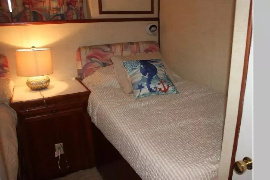 1977 Pacemaker 66 Motoryacht