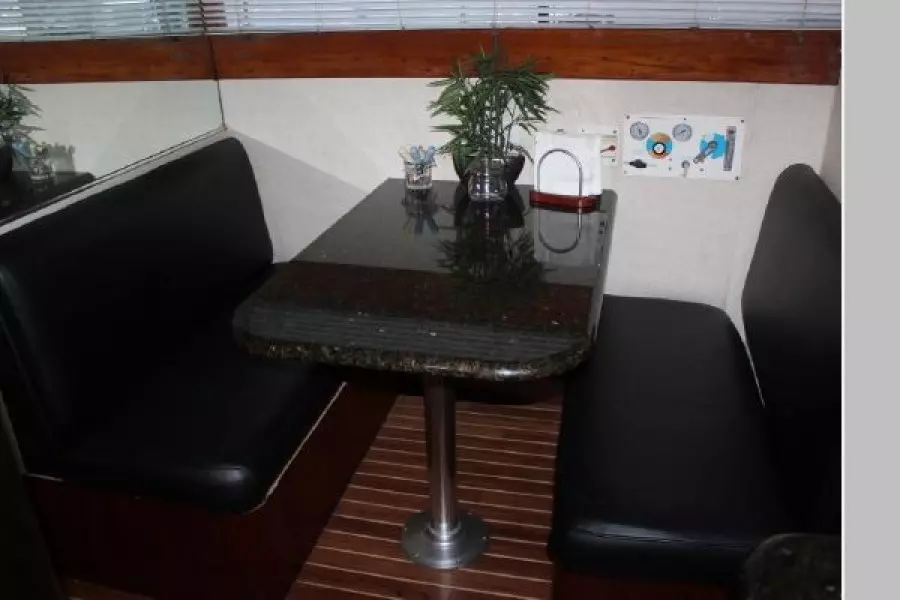 1977 Pacemaker 66 Motoryacht