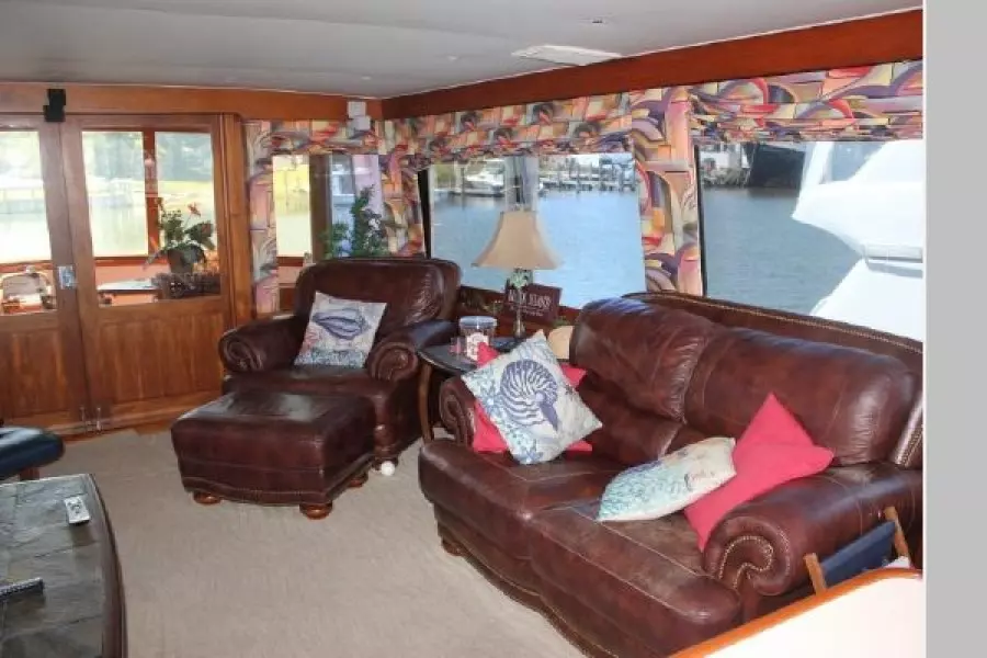 1977 Pacemaker 66 Motoryacht