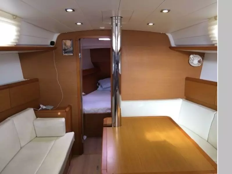 2013 Jeanneau 379 Sun Odyssey
