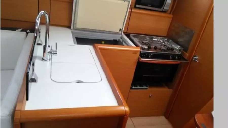 2013 Jeanneau 379 Sun Odyssey