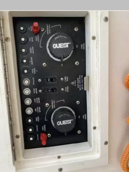 2006 Rinker 320 Express Cruiser