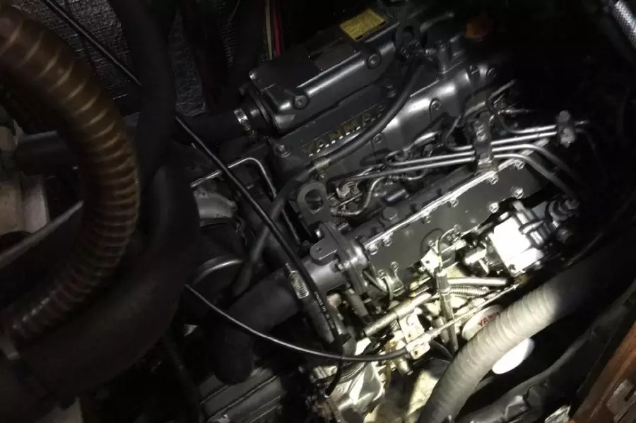 1989 Hylas Center Cockpit