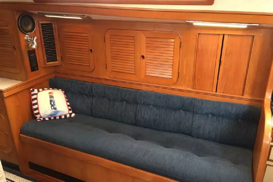 1989 Hylas Center Cockpit