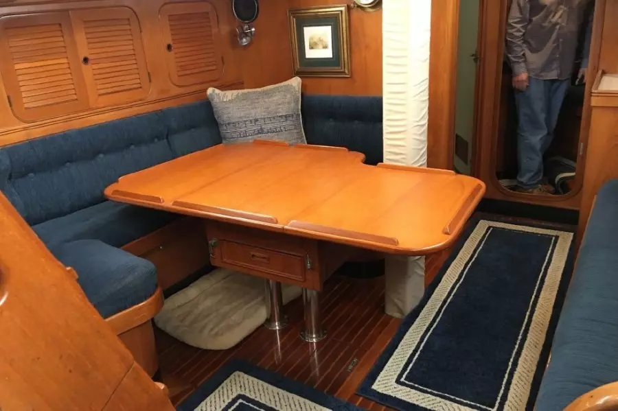 1989 Hylas Center Cockpit