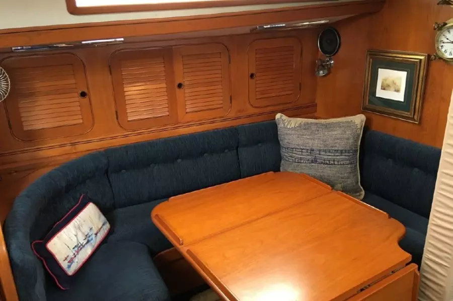 1989 Hylas Center Cockpit