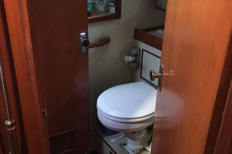 1989 Hylas Center Cockpit