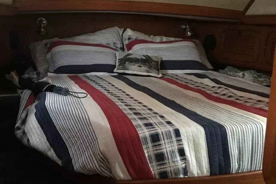 1989 Hylas Center Cockpit