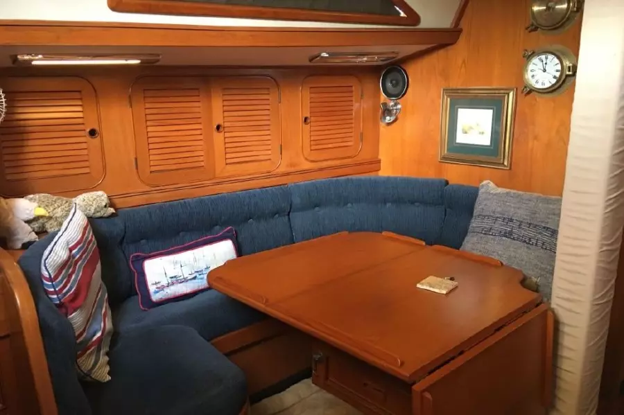 1989 Hylas Center Cockpit