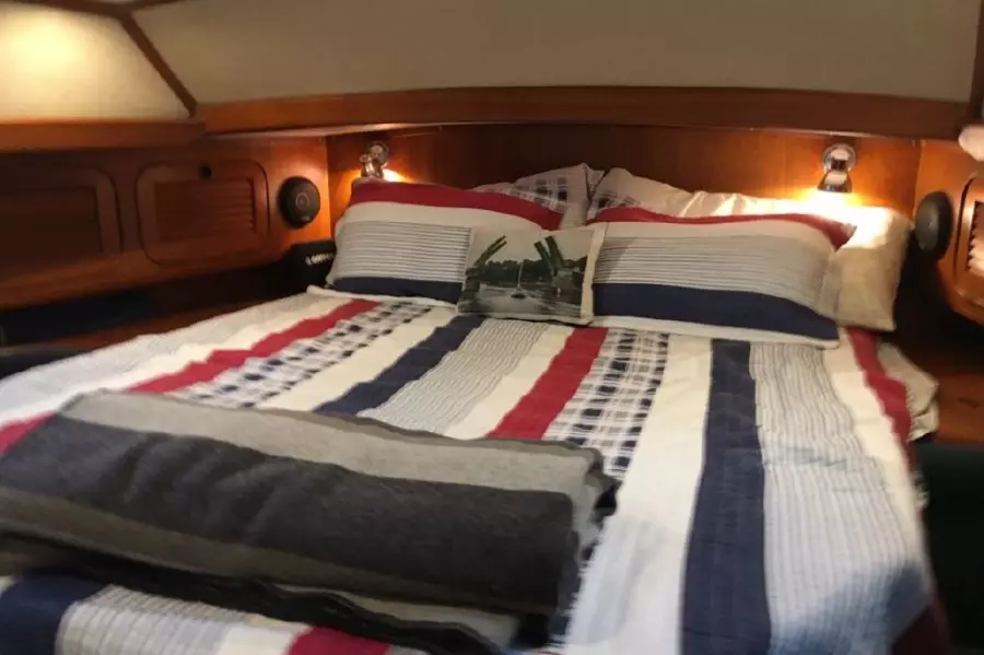 1989 Hylas Center Cockpit