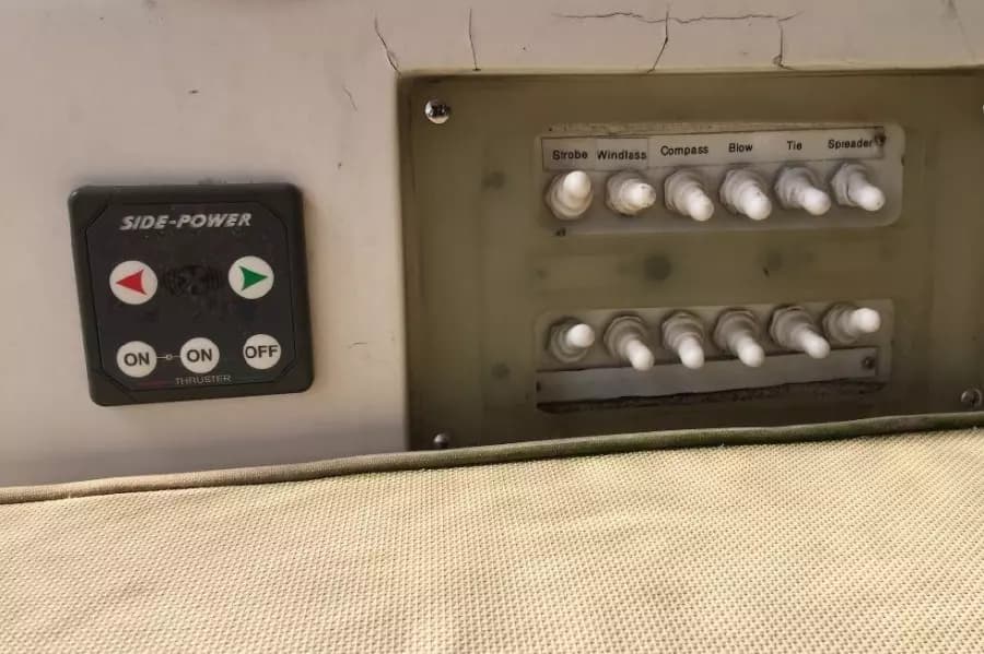 1989 Hylas Center Cockpit