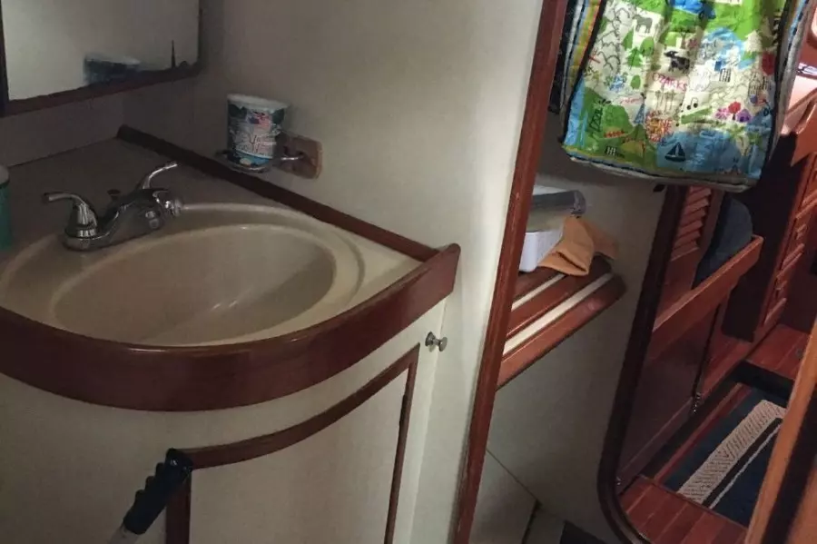 1989 Hylas Center Cockpit