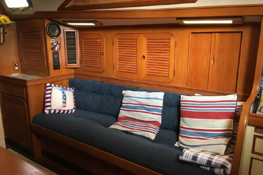 1989 Hylas Center Cockpit