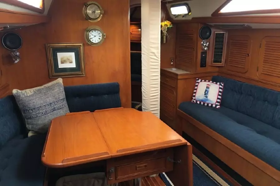 1989 Hylas Center Cockpit