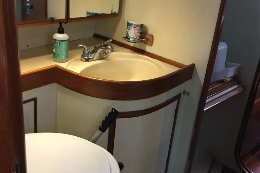 1989 Hylas Center Cockpit