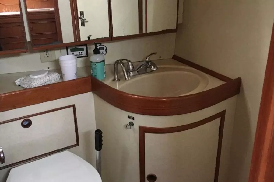 1989 Hylas Center Cockpit