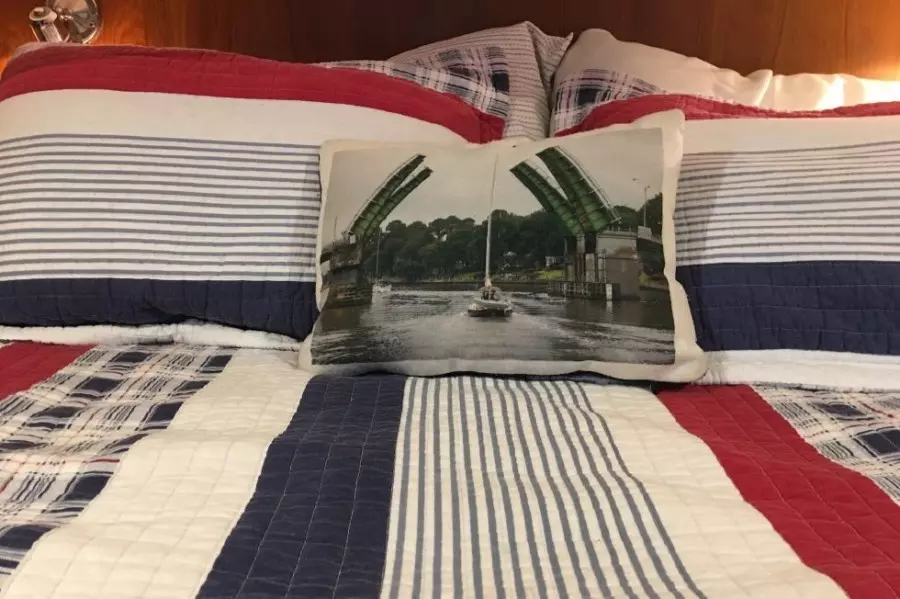 1989 Hylas Center Cockpit