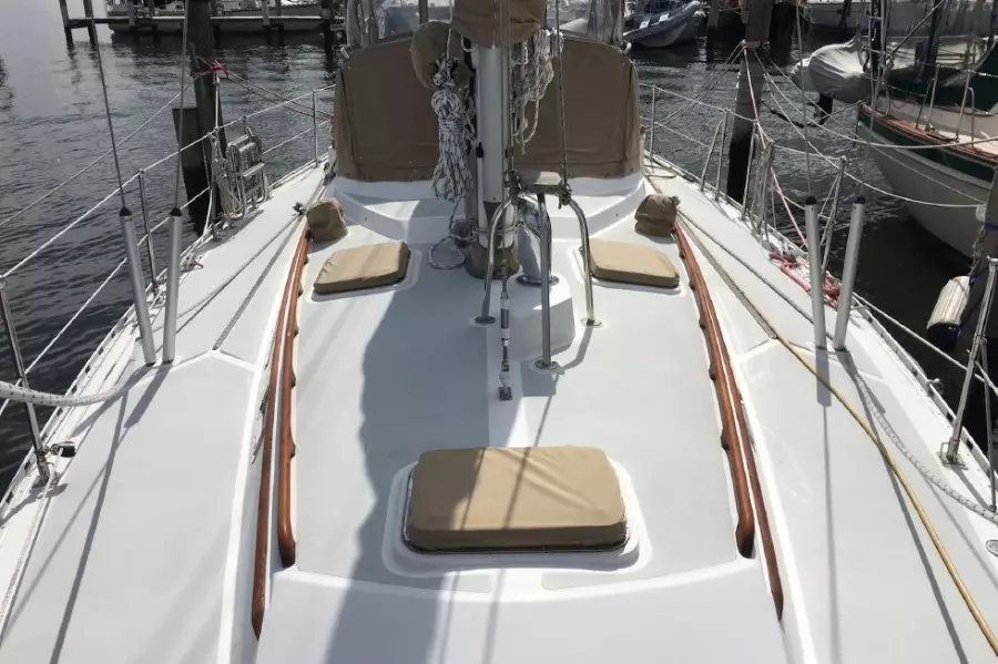 1989 Hylas Center Cockpit