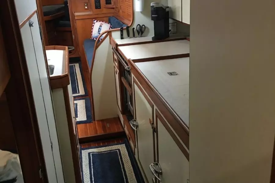 1989 Hylas Center Cockpit